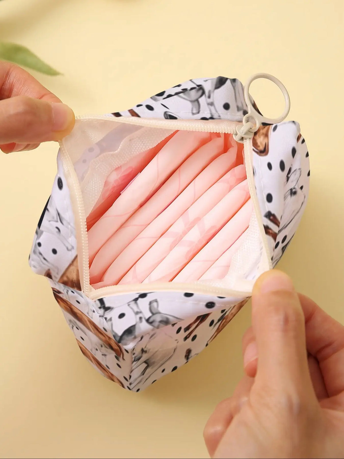 Portable Cow Pattern Sanitary Pad Multifunctional Storage Bag, Lightweight Women's Organizer, Travel Cosmetic Box, Cute Random Print, All Seasons, Storage Tote